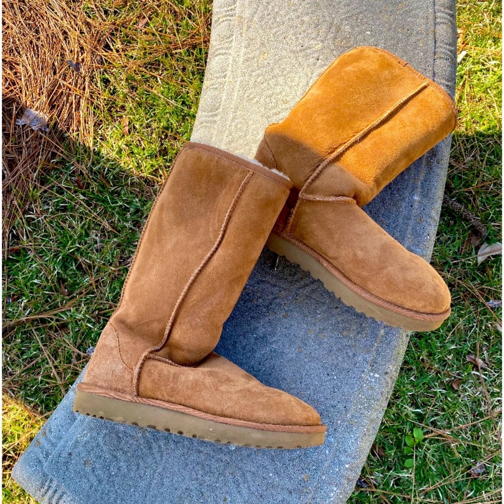 SOLD AUTHENTIC UGGS LIKE NEW size 9